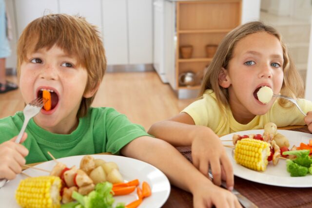 食事をする子供