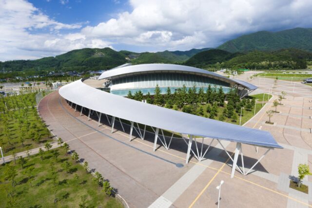 新青森県総合運動公園に立地するマエダアリーナ